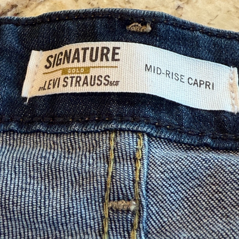 Levi Strauss Signature Gold Mid-Rise Cuffed Capri Jeans, Size 20 - Picture 7 of 9